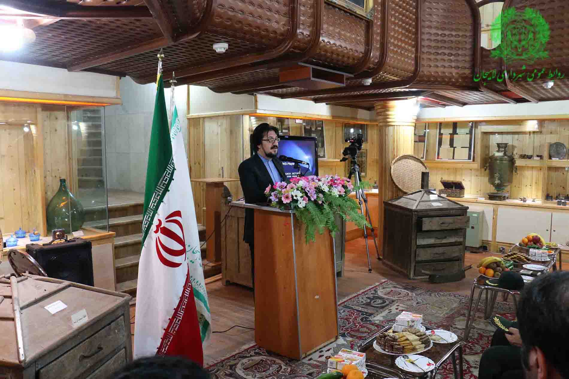 كاشت نهال چاي توسط شهرداري لاهيجان در اطراف مقبره پدر چاي ايران در هفته منابع طبيعي
